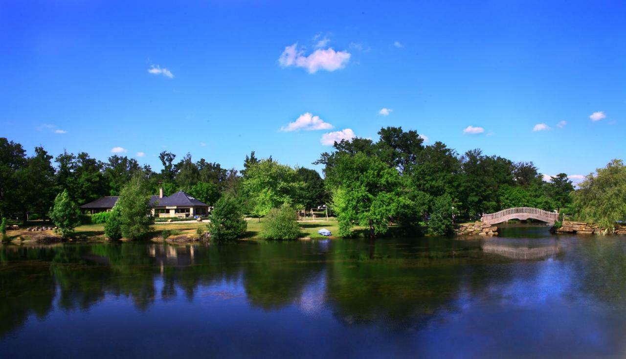 Camping Etang Du Camp Senergues Экстерьер фото